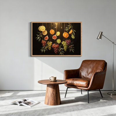 Art mural en tranches sur des agrumes et des raisins avec des gouttes de miel doré sur toile noire