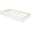 Lit simple avec prises de tête de lit et espace de rangement pratique