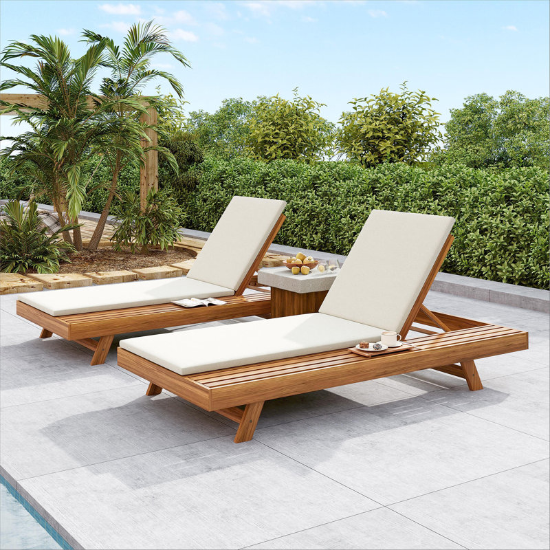 Chaise longue de patio en bois d'acacia Erich avec dossier réglable et coussin triple, Crème, crème