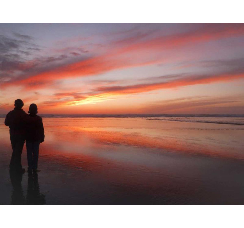 Art sur toile tendue, Rosecliff Heights Paulson, Don, Oregon, Cannon Beach Couple on beach at sunset, H 28 po x l 36 po