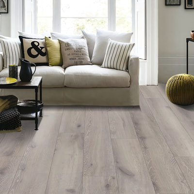 Plancher de bois franc hybride chêne foncé 48 po x 7,7 po x 12 mm
