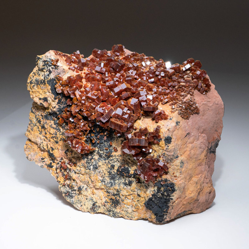 Grappe de cristal de vanadinite avec matrice de barite de Mibladen, Maroc