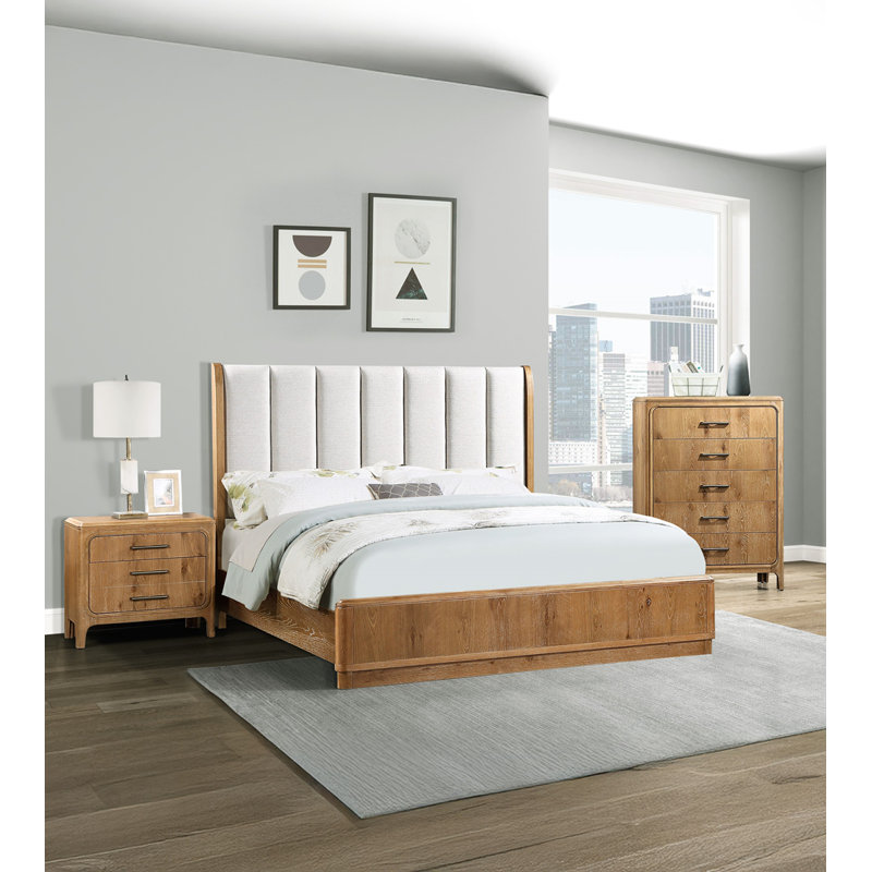 Commode à cinq tiroirs en bois naturel avec poignées en métal, parfaite pour les solutions de rangement modernes et rustiques.