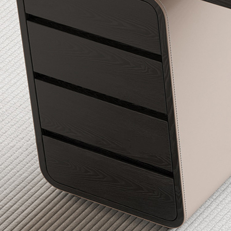 Bureau minimaliste pour le bureau personnel avec siège en selle