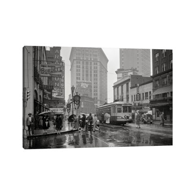 1930, années 1940, Peachtree, rue, magasins, enseignes, voitures, chariot public, et, piétons, acheteurs, marche, dans, les, pluie, Atlanta, Géorgie, USA