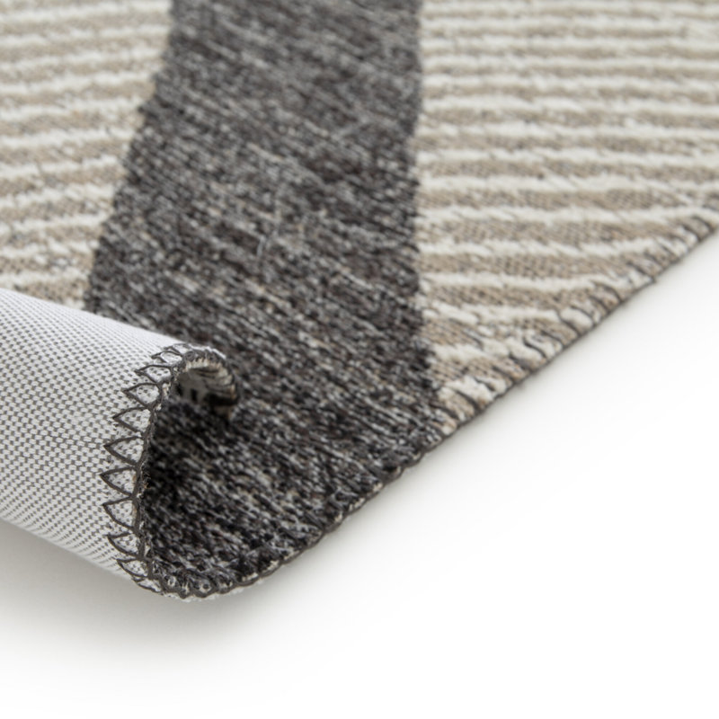 Soft and supple rug in recycled polyester and jute