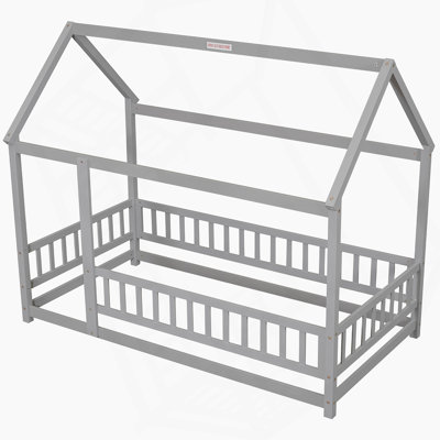 Lit simple en bois avec structure de toit de maison, garde-corps de clôture, gris