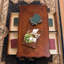 Table basse brune en bois massif brun