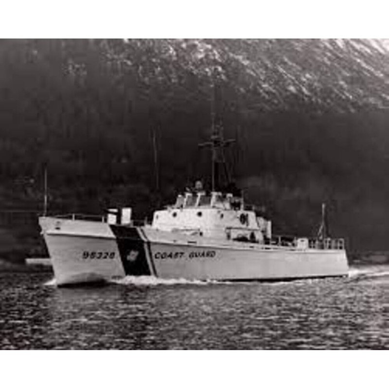 Maquette de bateau USCGC Cape Rosier (WB-95333), H 10 po x l 30 po x P 5 po