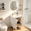 Meuble-lavabo de 61 cm avec lavabo intégré, porte à panneaux ondulés blanc brillant, poignées en métal doré, tablette réglable, meuble de rangement moderne autoportant pour salle de bain.