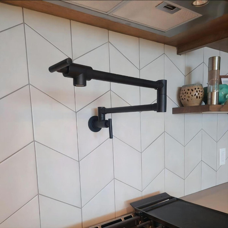 remplisseur de casserole noir mat pivotant en laiton pour une expérience de cuisson efficace