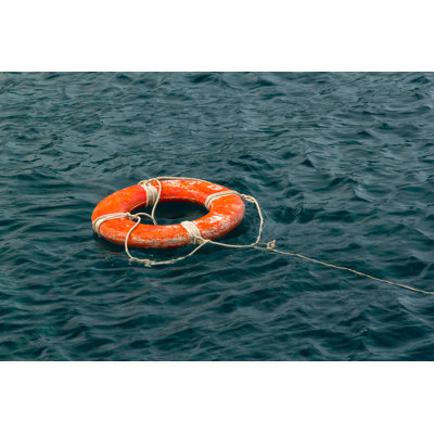 Bouée de sauvetage dans l'eau - Photographie sur toile tendue