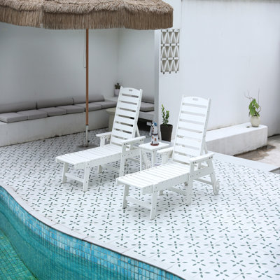 Méridienne avec table d'appoint, méridienne surdimensionnée 3 pièces avec texture de bois, méridienne blanche à 5 positions, avec roulettes et porte-gobelet (comprend 2 chaises longues et 1 table)