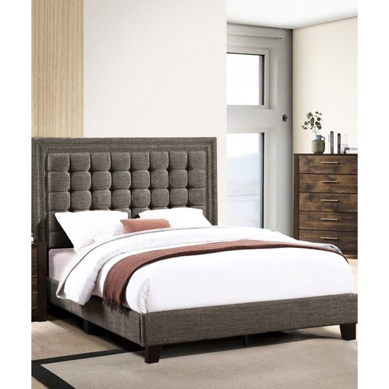 Grand lit avec tête de lit, structure en pin et en contreplaqué brun en polyfibre brun, tissu d'ameublement à support central, contreplaqué à boutons, pieds