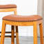 Tabouret de comptoir de 24 po: siège en cuir naturel et selle - tabouret naturel élégant et pratique-172968371-172968369