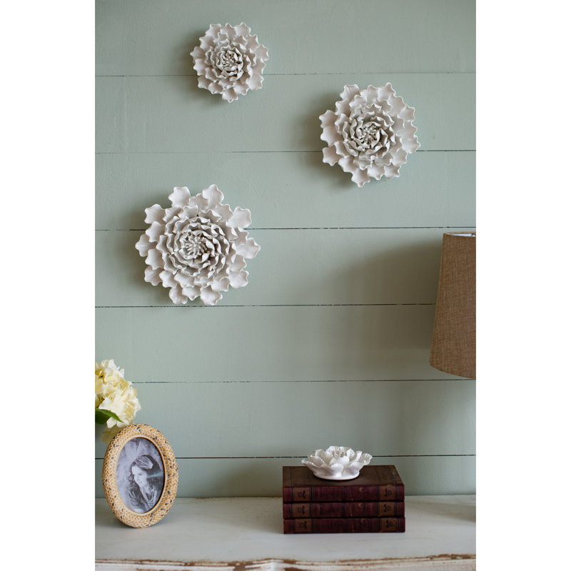Fleur en céramique faite à la main en crème pour un accent mural - un décor charmant ajoute de la profondeur à votre espace