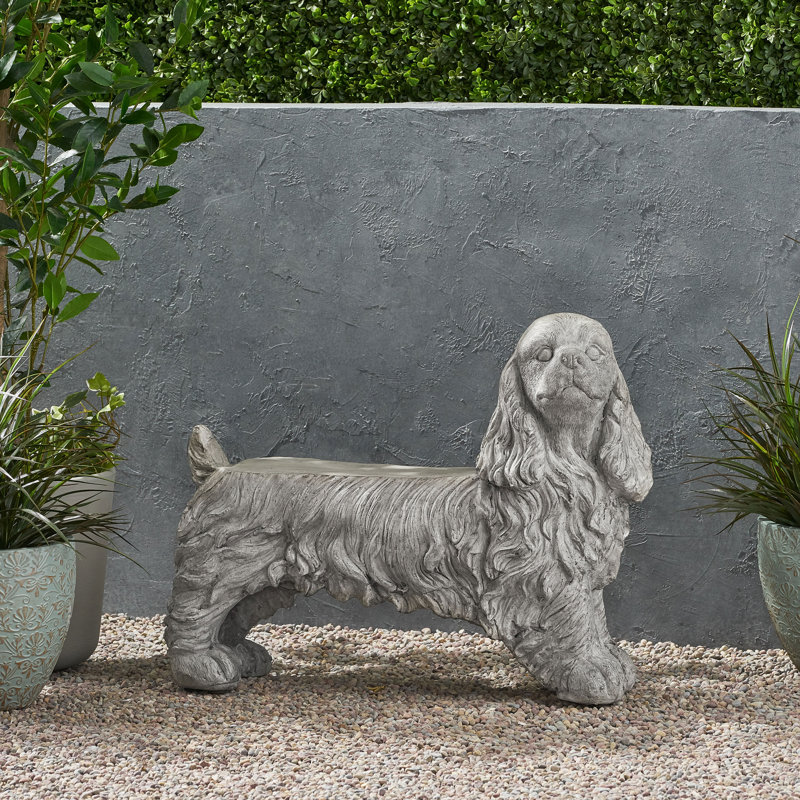 Statue de chien Cocker Spaniel - pierre coulée, double usage comme banc d'appoint, gris neutre délavé