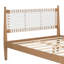 Grand lit avec dossier en cuir blanc tissé, structure en bois naturel