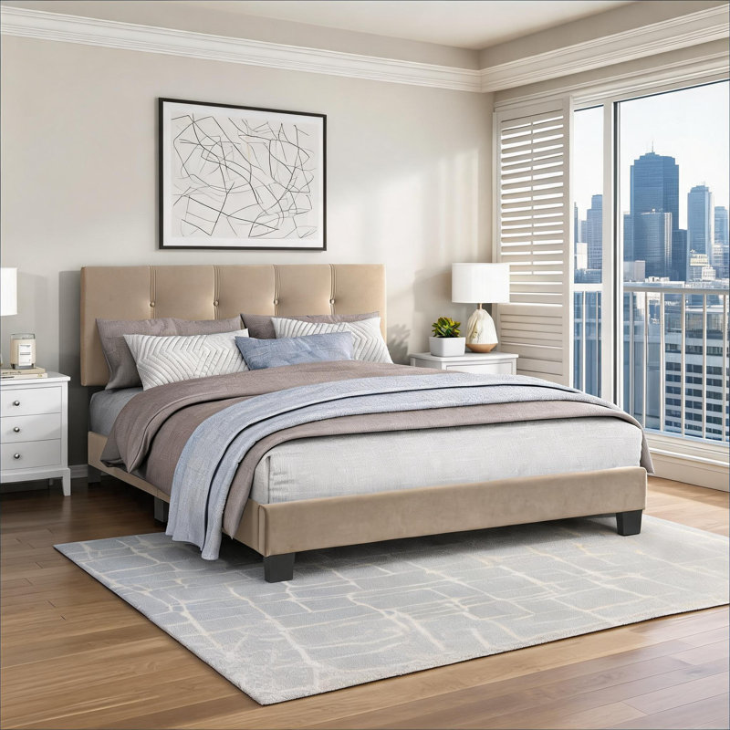 Grand lit plateforme en bois massif de couleur brune rembourré de velours, tête de lit capitonnée à hauteur ajustable pour une chambre à coucher classique