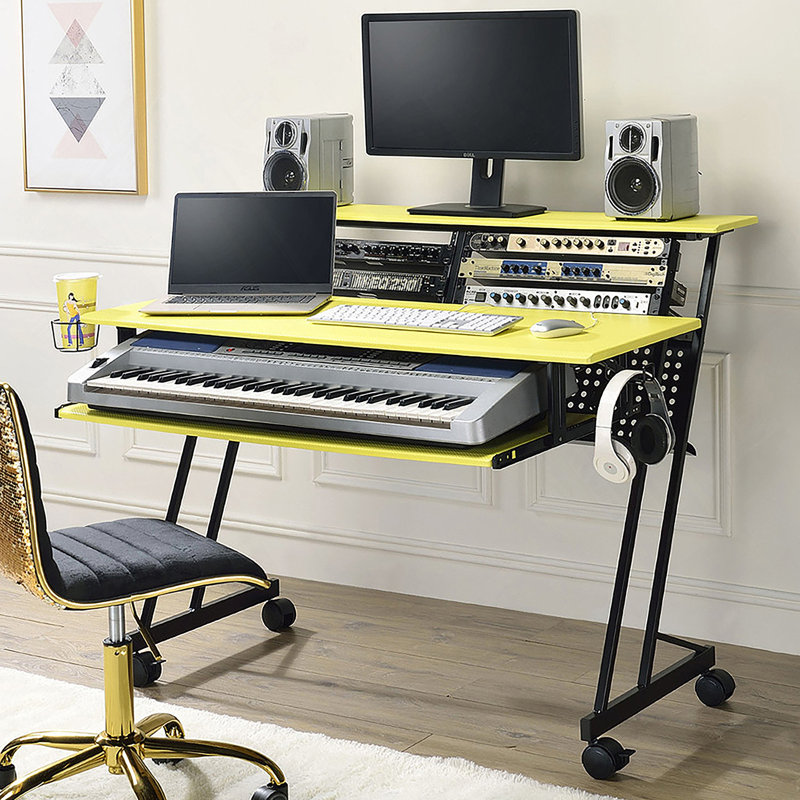 Bureau de studio d'enregistrement de musique avec plateau à clavier, Jaune