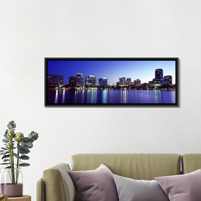 « immeubles allumés à la nuit dans une ville, lake eola, orlando, orange county, floride, 2010 », reproduction de photo sur toile