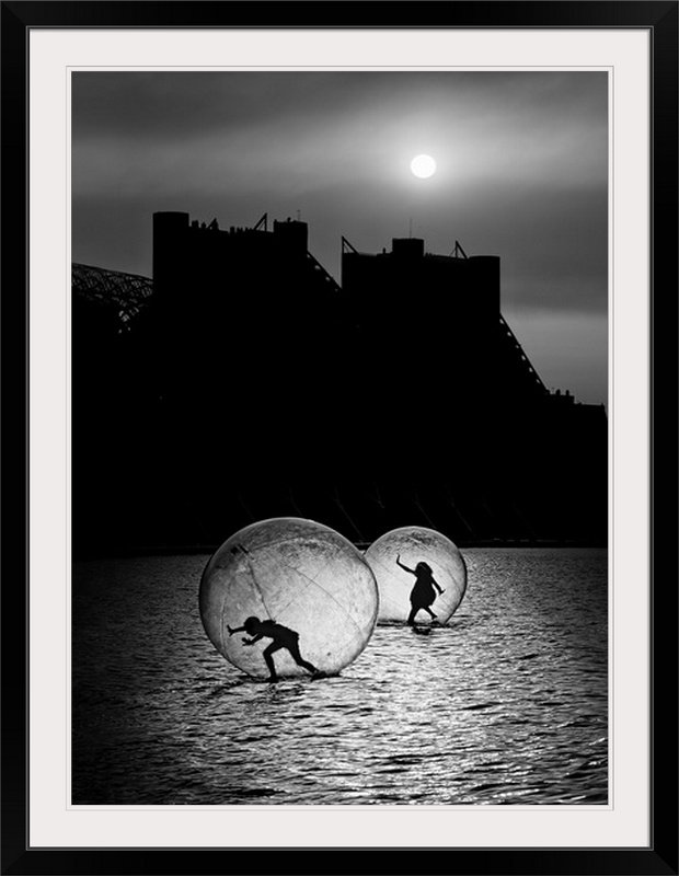 «Straub Games In a Bubble» par Juan Luis Duran, reproduction de photo, H 24 po x l 18 po x 1,25 po, Toile