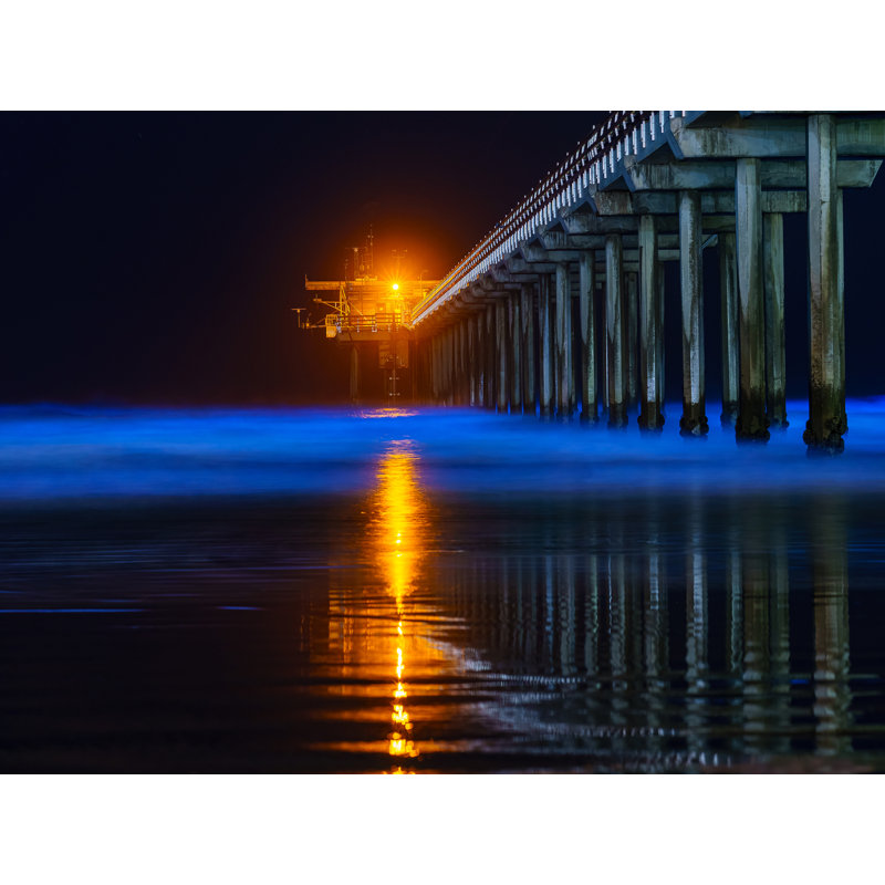 Bioluminescence at Scripps Pier, La Jolla par Brian Mc Clean - photographie, Papier avec cadre noir, H 17,25 po x l 21,25 po