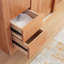 Une garde-robe en bois simple