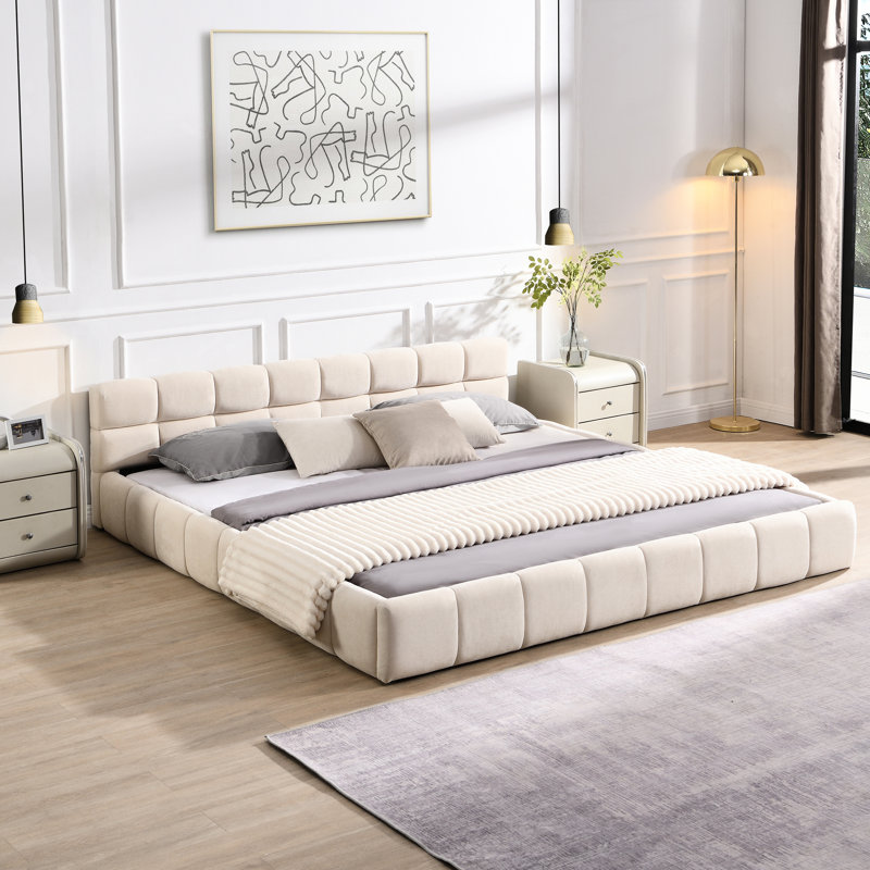 Lit en chenille beige avec motif en damier, doux et pour une nuit de sommeil tranquille, sans sommier tapissier