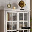 Blanc massif + bois manufacturé + vitrines en verre trempé
