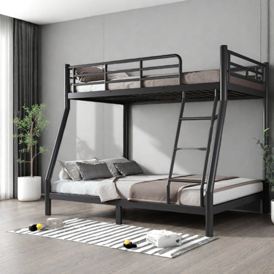 Lits peu encombrants, lit superposé simple au dessus d'un lit double en métal, maison industrielle moderne