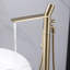 Bec de baignoire au sol avec douchette-81761678