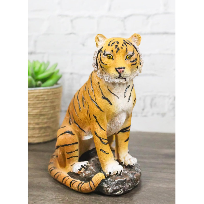 Figurine de tigre du Bengale dans la jungle tropicale, Tanné