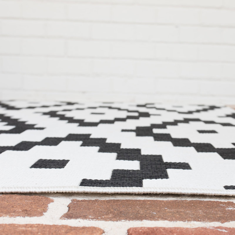 Tapis intérieur / extérieur géométrique blanc / noir Mateer, Rectangle 8 pi x 10 pi