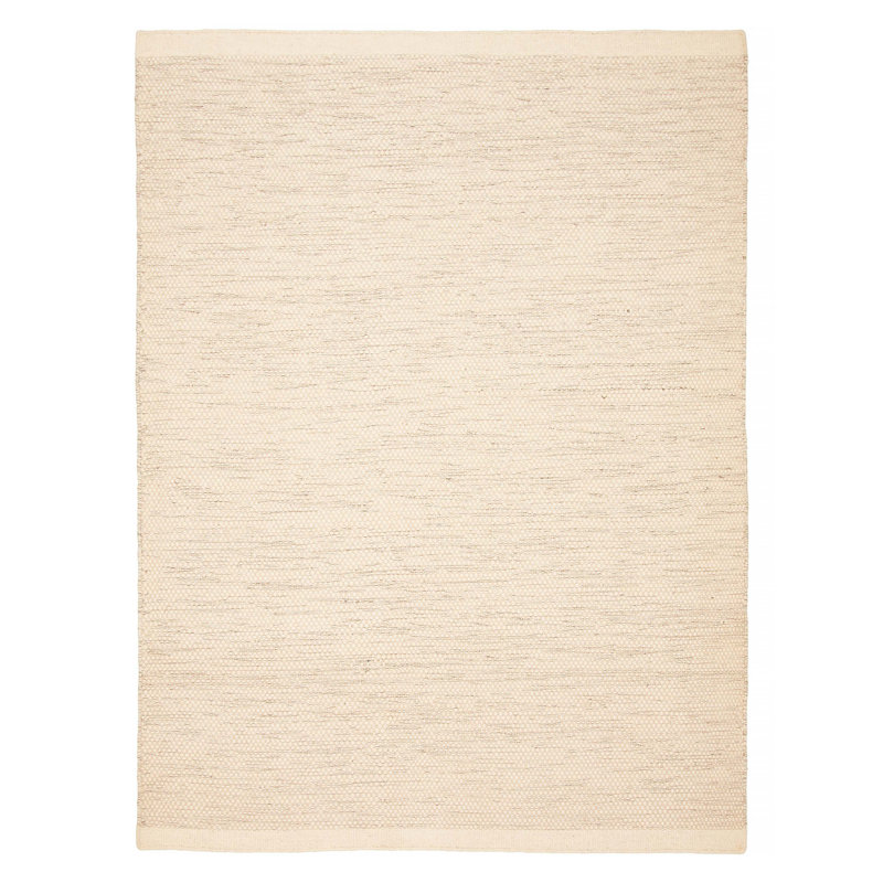 Confort moelleux avec un look et une texture artisanaux. Les fils doux et lustrés sont tissés à la main pour créer un éventail de textures, y compris des boucles surdimensionnées et des surfaces planes riches en dimensions.