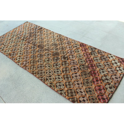 Kilim vintage turc avec motif Anatolian brodé en brun, idéal pour la décoration de chambre à coucher comme tapis décoratif Oushak