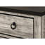 Table de chevet de style contemporain en gris avec deux tiroirs pratiques et des poignées en métal pour un décor élégant