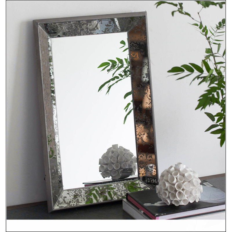 Miroir rectangulaire argent antique avec des accents floraux, parfait pour ajouter de l'élégance et du style à n'importe quelle pièce