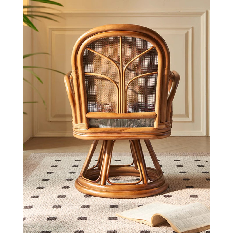 Fauteuil pivotant d'appoint en rotin tressé de style nordique pour le salon.