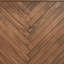 Table basse carrée fabriquée à la main avec plateau en bois récupéré, motif à chevrons, base à côtés ouverts et attrait rustique-chic.