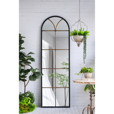 Le miroir de plancher arqué de 23,5 po x 74,5 po, noir et doré, est parfait pour les espaces de vie. Il ajoute du style à la pièce de 74,5 pouces, complète les styles intérieurs et illumine l'espace.