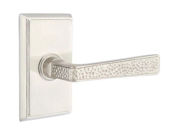 Mortaise intérieure Emtek Passage avec rosette rectangulaire et levier martelé, Oui