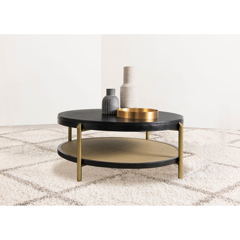 Table basse ronde avec finition noire, tablette de rangement et bois exotique asiatique pour l'aménagement des espaces de vie. Conception double naturelle et pratique.