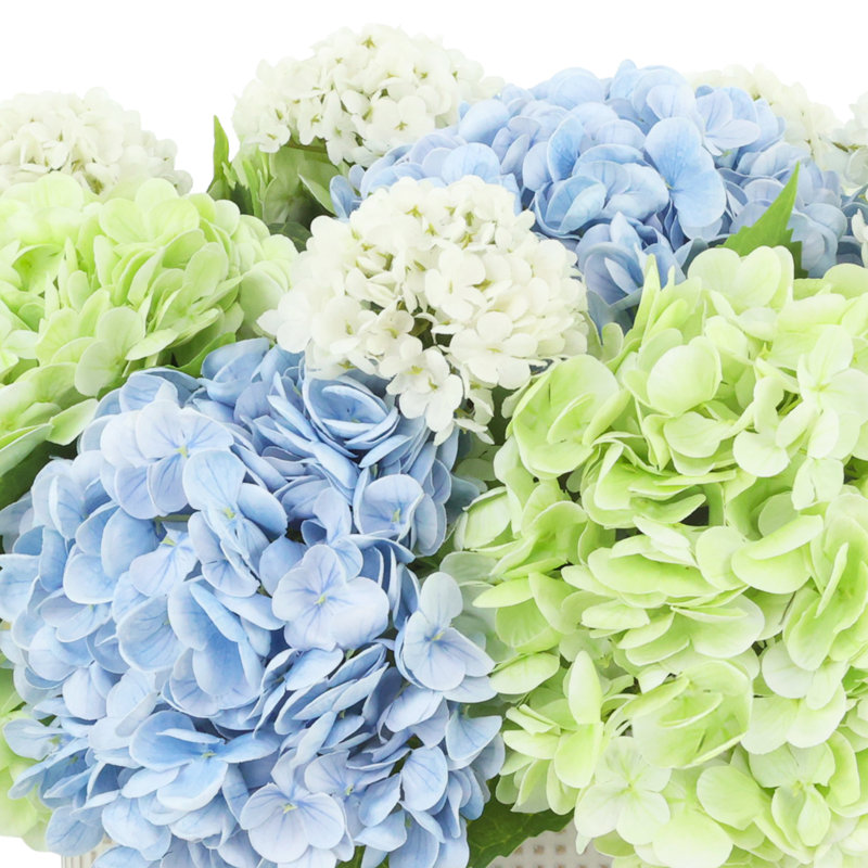 Assortiment d'hortensias et de viornes dans un vase en céramique