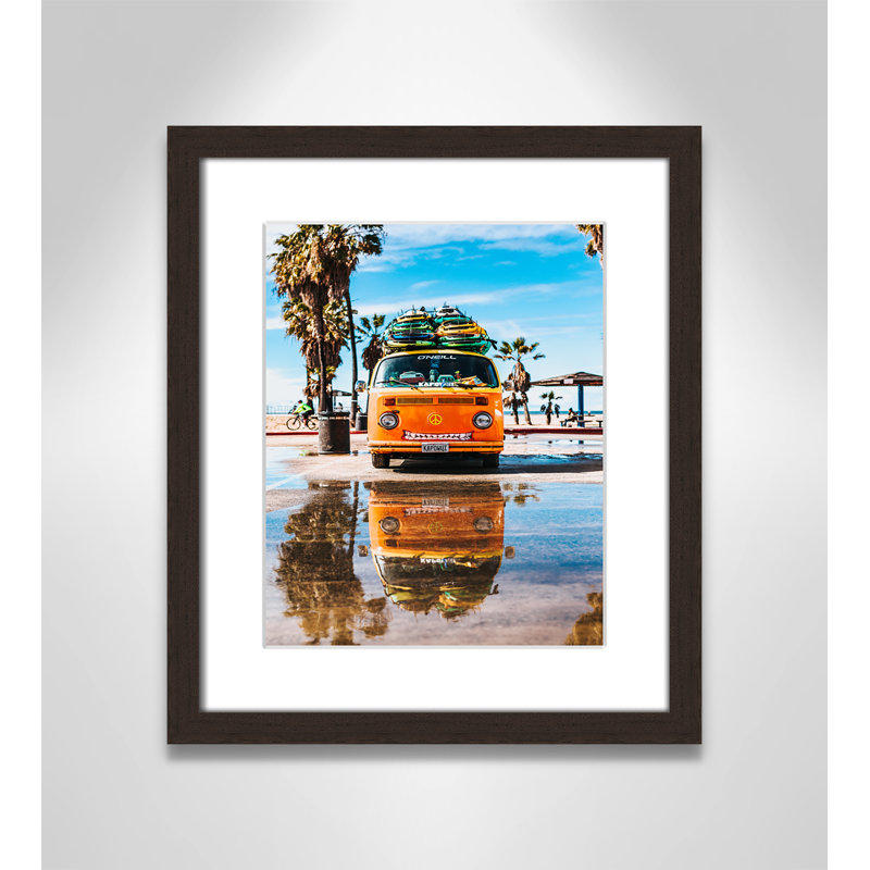 «Coastal Cruiser» par Tyler Nix, H 15 po x l 13 po x P 1,25 po, Blanc mat, Cadre de boîte en noyer