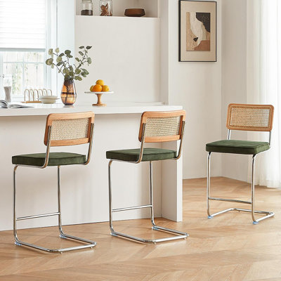Ensemble de 3 tabourets de bar à hauteur de comptoir en rotin naturel moderne Mid-Century avec dossier en bois massif, revêtement vert, pieds en métal chromé