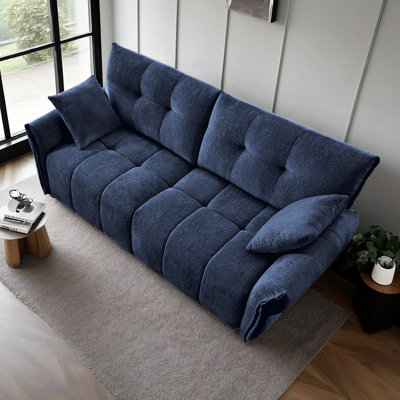 Canapé moderne en chenille avec design capitonné et coussins décoratifs
