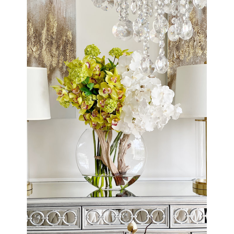 Vandas et cymbidiums dans un vase