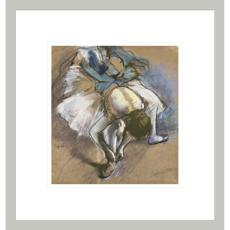 Danseuse qui met ses chaussures par Edgar Degas, impression giclée encadrée, H 14,46 po x l 13,75 po
