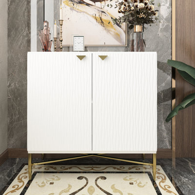 Armoire de luxe blanche à 2 portes avec portes en diamant et lignes épurées. Fonctionne bien dans les couloirs d'entrée. Quick pour deux adultes avec poignées au design unique et pieds fuselés en métal. Tablettes réglables